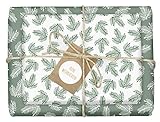 4x Öko-Geschenkpapier Weihnachten: grün-weiße Tannenzweige | hochwertige, beidseitig bedruckte Bögen Weihnachtsgeschenkpapier | inkl. 4x Anhänger im Set | Recycling-Papier | edel, für Erwachsene